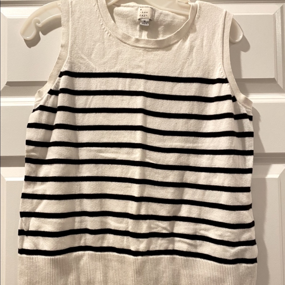 Sweater, sleeveless shirt